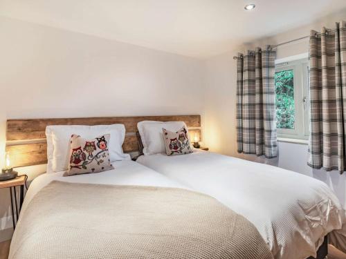 Coddington2 Bed in Coddington 87683的卧室配有一张带两个枕头的大白色床