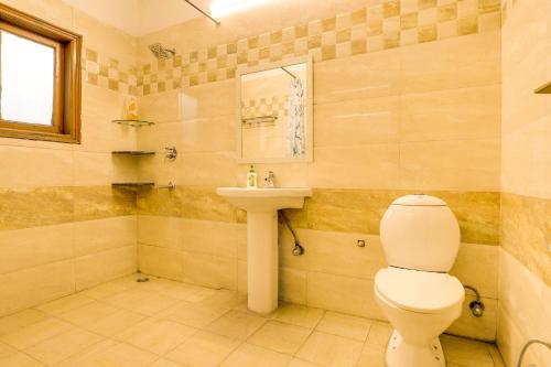 大诺伊达House Of Comfort Greater Noida的一间带卫生间和水槽的浴室