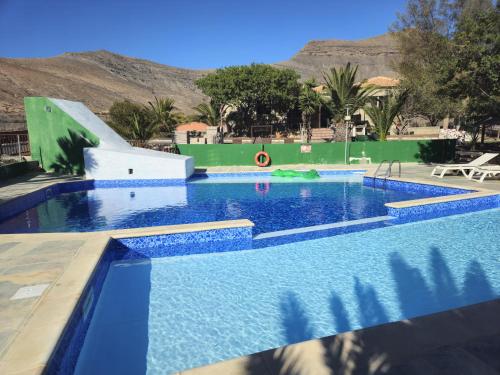 TetirVivienda Vacacional Sara的度假村内带滑梯的大型游泳池