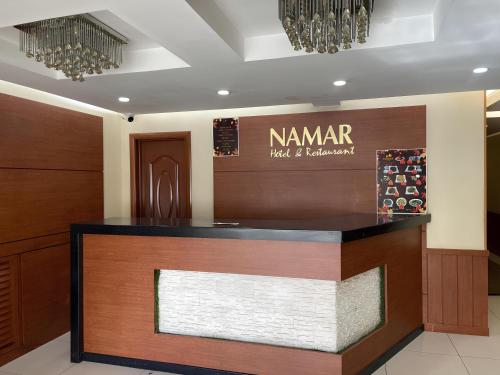 乌兰巴托Namar Hotel的大堂设有1个水 ⁇ 发和针 ⁇ 沙龙