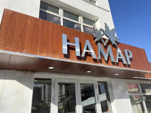 乌兰巴托Namar Hotel的建筑物顶部的标志
