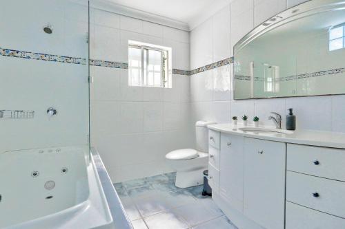 悉尼Gorgeous 2 Bedroom House Ultimo 2 E-Bikes Included的白色的浴室设有浴缸和水槽。