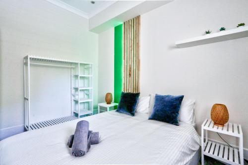 悉尼Gorgeous 2 Bedroom House Ultimo 2 E-Bikes Included的一间卧室配有白色床和蓝色枕头