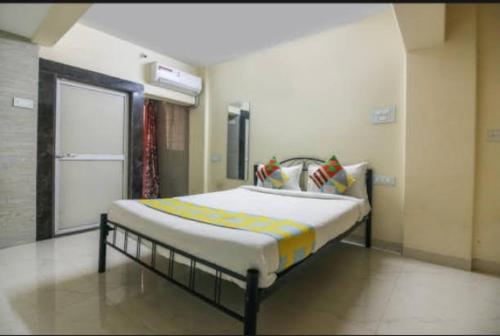 纳威孟买Cozy Stay Kharghar的一间卧室,卧室内配有一张大床