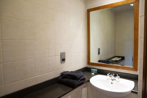 LongnorYe Olde Cheshire Cheese的一间带水槽和镜子的浴室