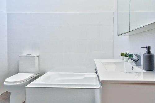 悉尼Elegant House Chippendale - City Center 2 E-Bikes Included的白色的浴室设有卫生间和水槽。
