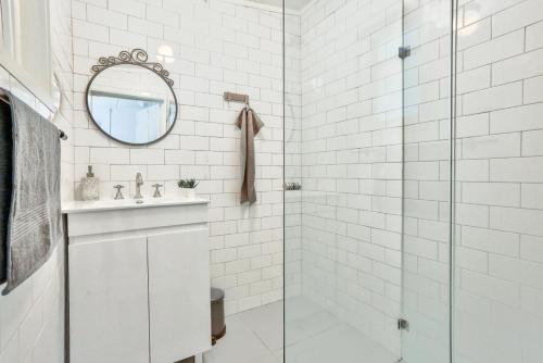 悉尼2 Bedroom House Darling Harbour Kent St的白色瓷砖浴室设有水槽和淋浴