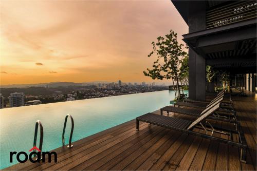 吉隆坡ViiA Residences Kuala Lumpur的两把长椅坐在甲板上,享有水景