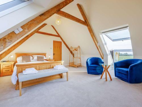 Coxwell1 Bed in Farringdon 88573的一间卧室配有一张床和两张蓝色椅子