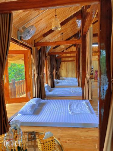 Bản Cong NaNam Nam Homestay的木墙客房的两张床