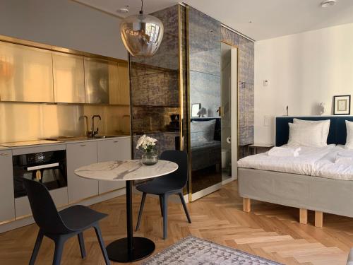 赫尔辛基Bob W Koti Ullanlinna的卧室配有一张床和一张桌子及椅子