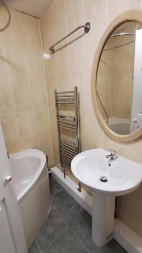查塔姆Cosy And Relaxing的一间带水槽、卫生间和镜子的浴室
