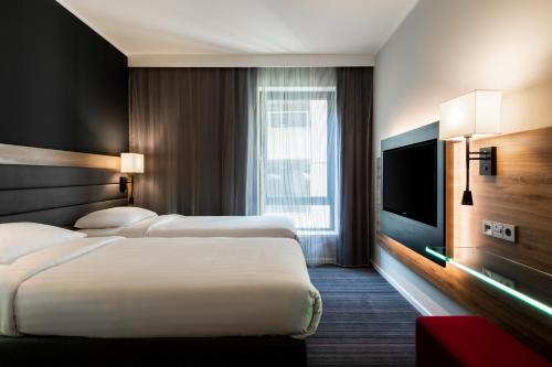 豪士罗伦敦希思罗机场慕奇夕酒店的酒店客房设有两张床和一台平面电视。