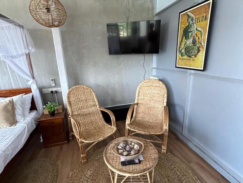 韦利格默Kenno's Korner的客厅配有两把椅子和一张桌子