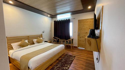 卡纳塔尔The Deodar Stays的酒店客房,配有床和电视