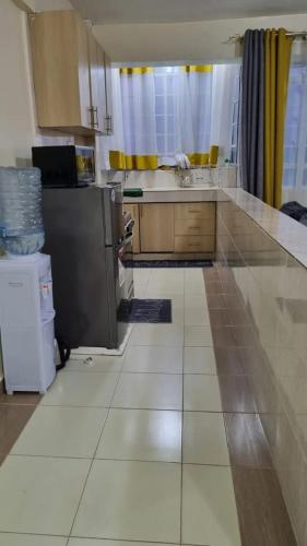 内罗毕Elegant One Bedroom Garden Estate的厨房配有柜台、冰箱和柜台。