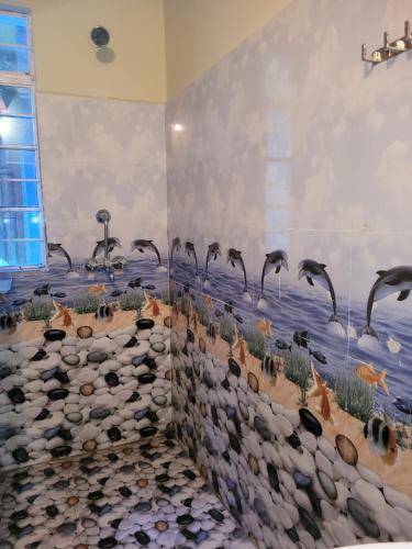西隆Vati guesthouse的浴室墙上挂有鸟壁画