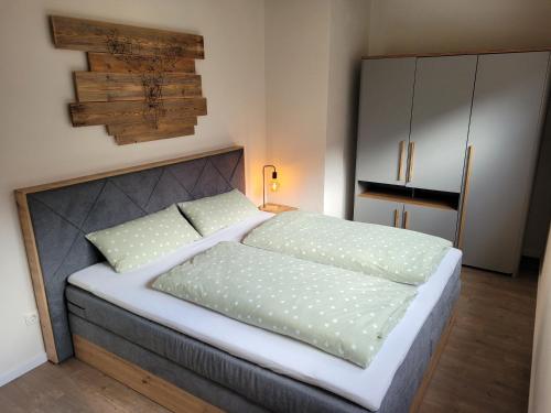 豪恩斯泰因Wohnung unterm Burghalder - Direkt am Waldrand的一间卧室,卧室内配有一张大床