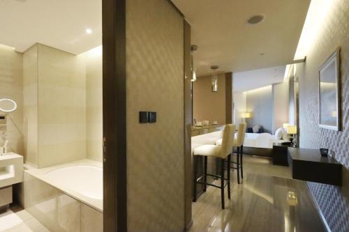 迪拜Livbnb - City Center Studio close to Everything的带浴缸的浴室和卧室