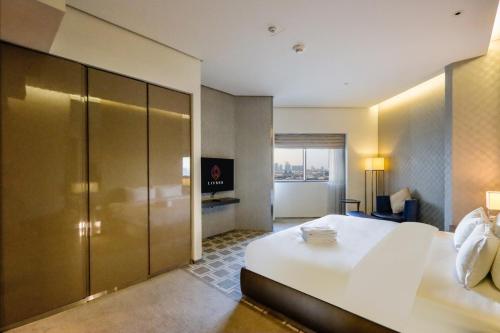 迪拜Livbnb - City Center Studio close to Everything的酒店客房设有一张大床和一台电视。