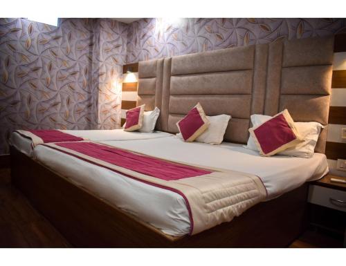 阿姆利则Hotel Sita Niwas Since 1965, Amritsar的一间卧室配有一张带枕头的大床