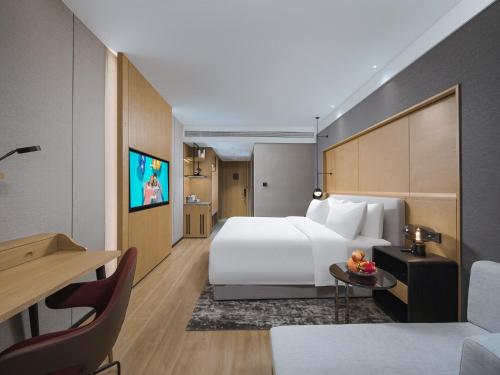 天津丽柏酒店天津五大道南京路的酒店客房设有一张白色大床和一张书桌
