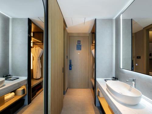 绍兴丽柏酒店绍兴柯桥的一间带水槽和镜子的浴室