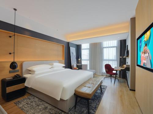 静海区丽柏酒店天津静海万达广场的酒店客房设有一张大床和一台电视机。