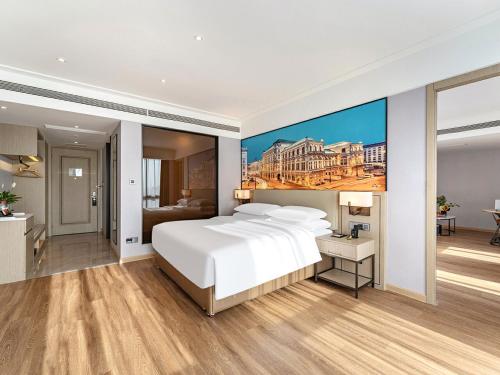 重庆维也纳国际重庆江北嘴金融中心酒店的一间带白色大床的卧室和一间浴室