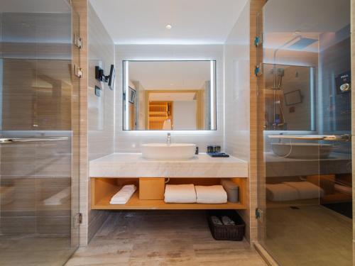 Xingqianjie丽柏酒店温州龙湾国际机场万达广场的一间带水槽和镜子的浴室