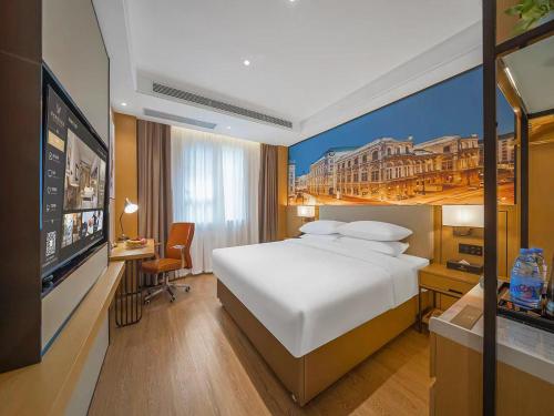 昆明维也纳国际昆明龙泉路财大酒店的一间带一张床的卧室,并画出一幅城市画