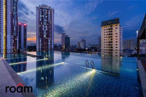 吉隆坡Chambers Residence Kuala Lumpur by Roam的建筑物屋顶上的游泳池