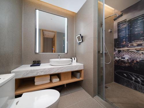 成都丽柏酒店成都武侯祠的一间带水槽和淋浴的浴室
