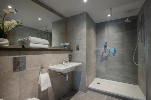 戈尔韦桑迪路戈尔韦马尔丹酒店的一间带水槽和淋浴的浴室