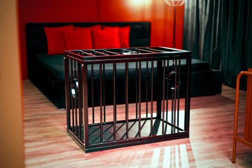 维尔纽斯BDSM Apartments的沙发间里的黑鸟笼