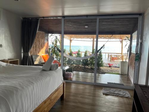 班泰Namthip Homebeach的一间卧室配有一张床,享有海景