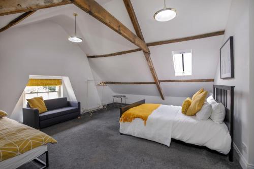 约克Prospect House的一间卧室配有一张特大号床和一张沙发