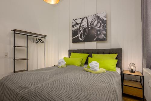 萨勒河畔哈雷SweetHome - Luxus pur - große Küche, Terrasse, Stellplatz, WiFi的一间卧室配有带石灰绿色枕头的床