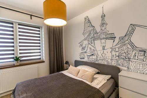 博莱斯瓦维茨Old School Apartament的卧室配有一张壁挂式床