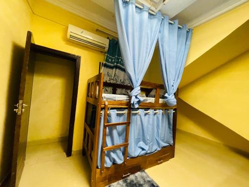 罗安达Luanda City Hostel的一间房间,房间带窗帘和门