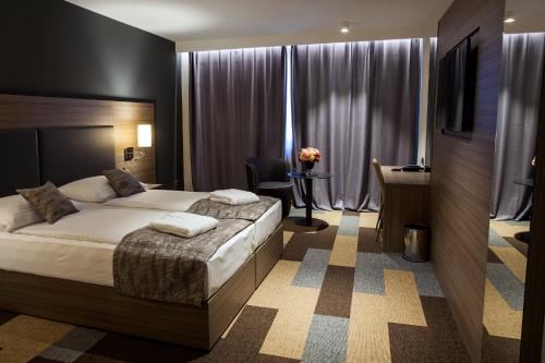 亚斯特雷巴斯科公主酒店的配有一张床和一张书桌的酒店客房