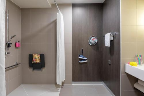 卡萨诺韦米兰马尔彭萨机场慕奇夕酒店的带淋浴和盥洗盆的浴室