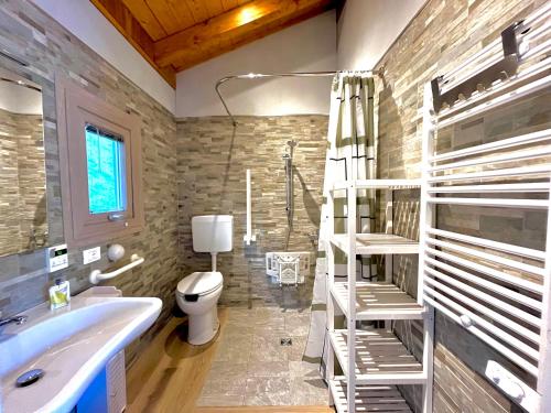 德瓦玛丽娜Villaggio Camping Valdeiva的带浴缸、卫生间和盥洗盆的浴室