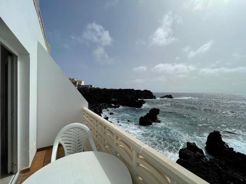 塔马达斯特Apartamento en Tamaduste con maravillosa vistas al mar的海景阳台。