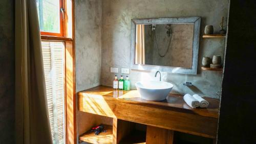 爱妮岛Happiness Vacation Villa El Nido的一间带水槽和镜子的浴室