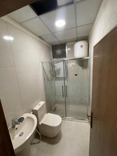 安曼Apartment for rent 50M fully furnished -completely new的带淋浴、卫生间和盥洗盆的浴室