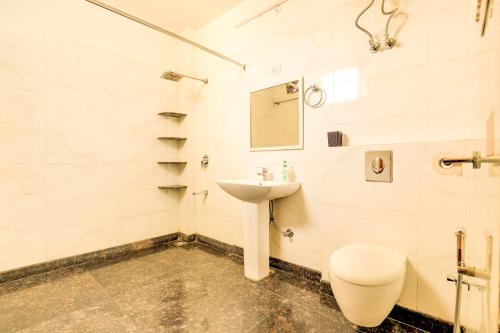 大诺伊达House Of Comfort Greater Noida Luxury的白色的浴室设有水槽和卫生间。