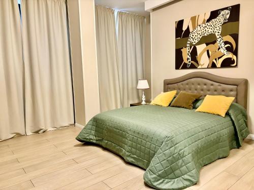 巴里Les Suites Luxury Bari Certified Italian Excellence的一间卧室配有绿色的床和长颈鹿图