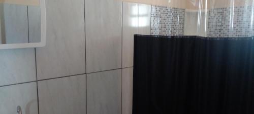 圣托梅-达斯莱特拉斯Casa na lua的一间带黑色淋浴帘的淋浴的浴室