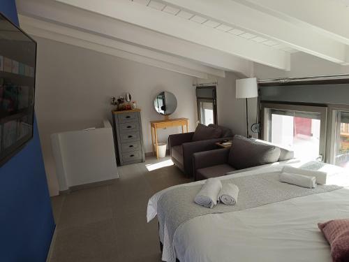 希俄斯DATA Maisonettes and more的一间卧室配有一张大床和一张沙发